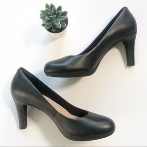 CLARKS COLLECTION Ambyr Joy Black Leather Classic Black Pumps/Heels size 8